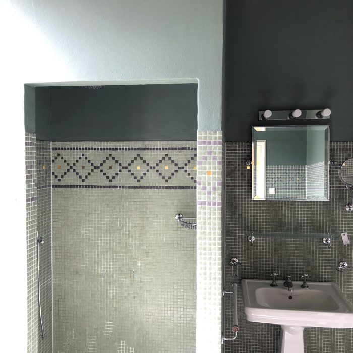 lichtgroene badkamer met kleine vierkante tegeltjes